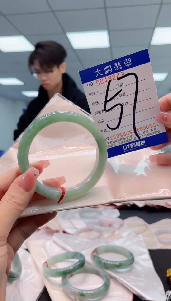 【闪购商品】翡翠手镯未镶嵌AAAAAAAAAA