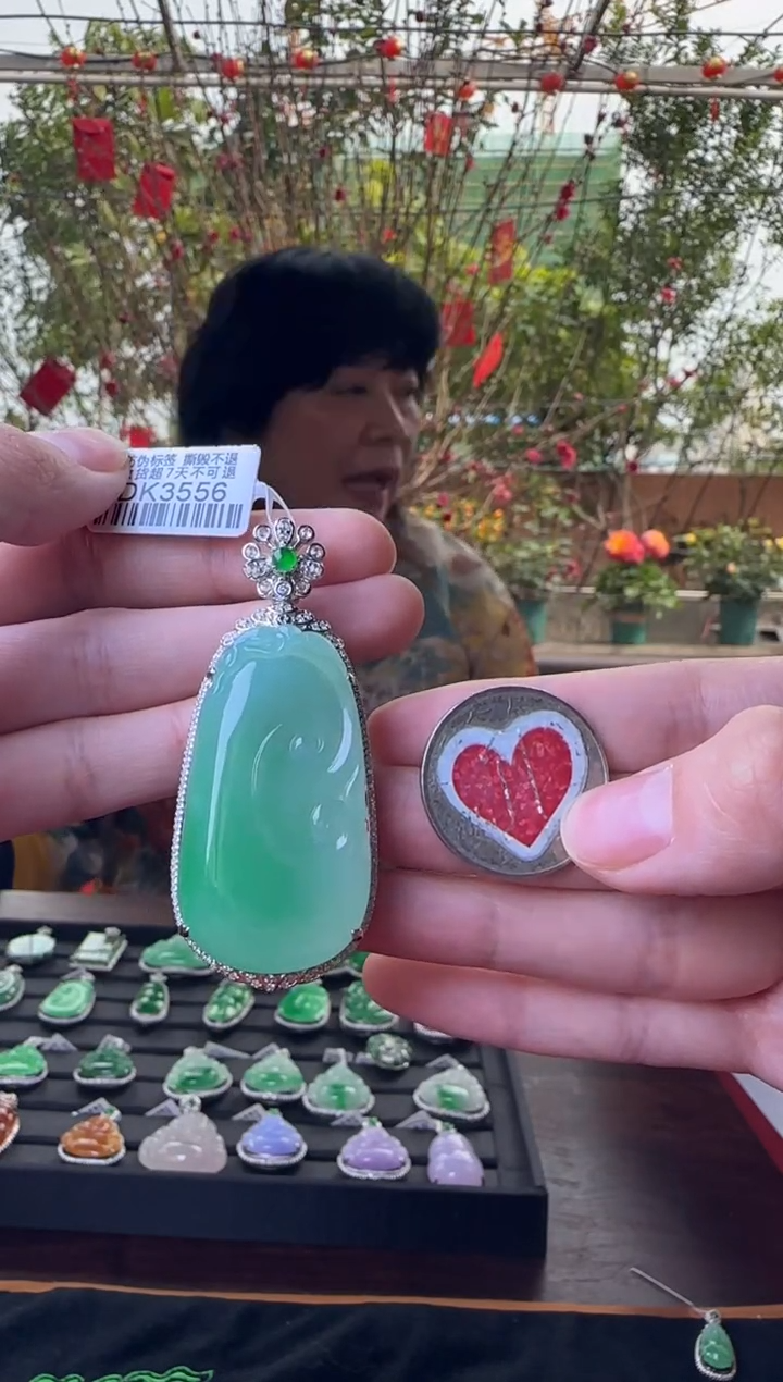 【闪购商品】翡翠颈饰18K金镶嵌DK3556冰绿如意