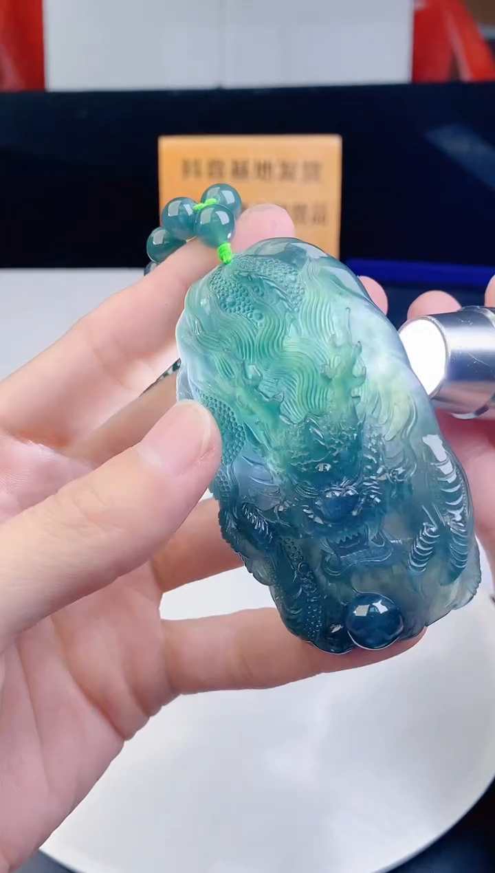 颈饰未镶嵌翡翠  