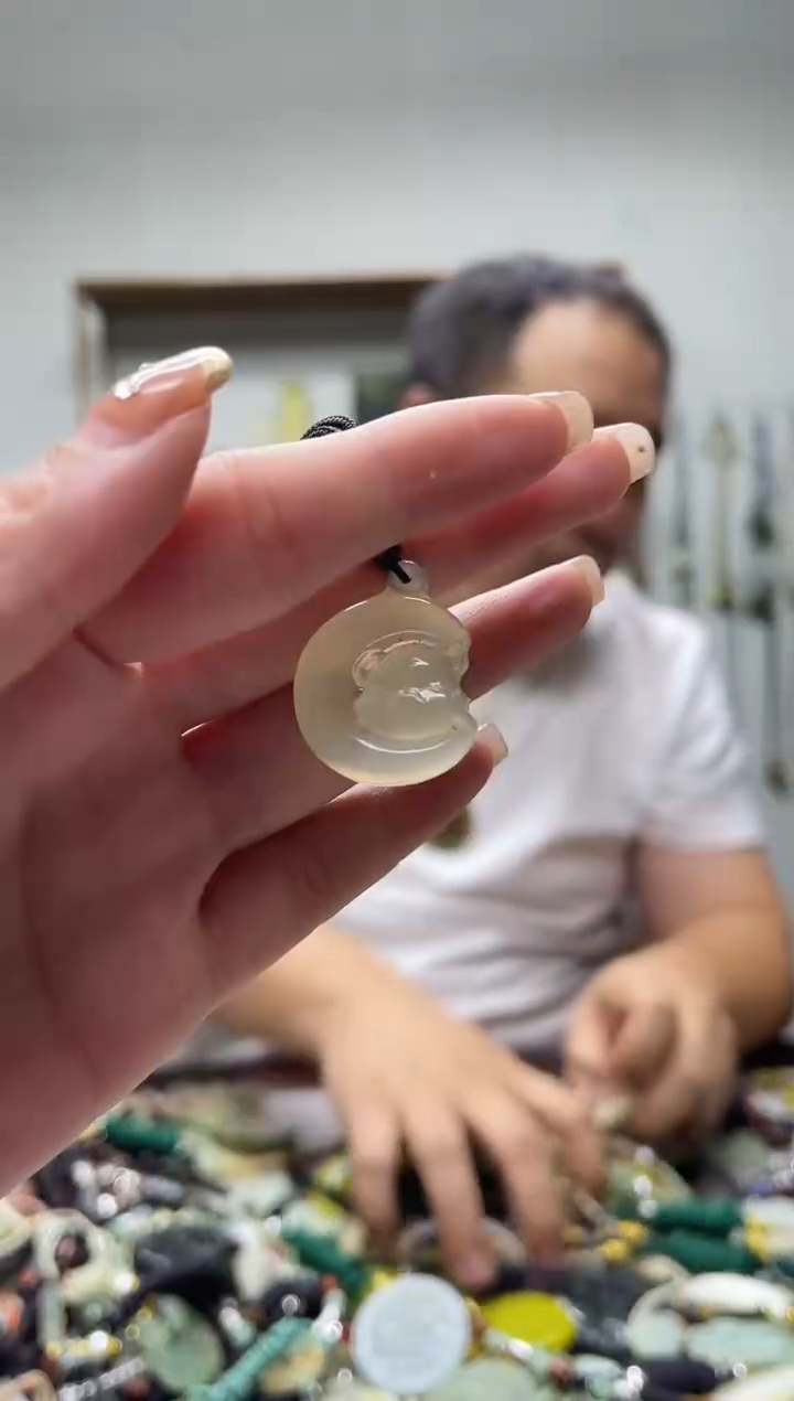 未镶嵌岫玉吊坠`