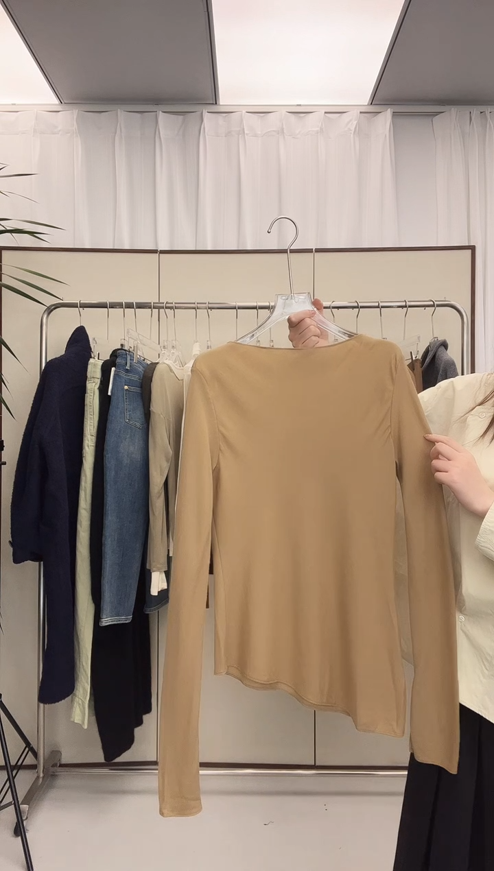 AUTI 羊毛不规则打底上衣  已开价