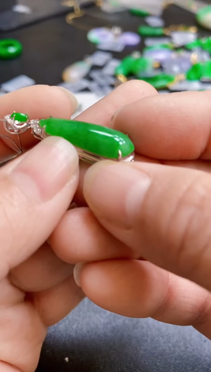 【闪购商品】翡翠颈饰18K金镶嵌瓜