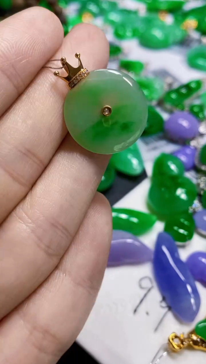 颈饰18K金镶嵌翡翠扣