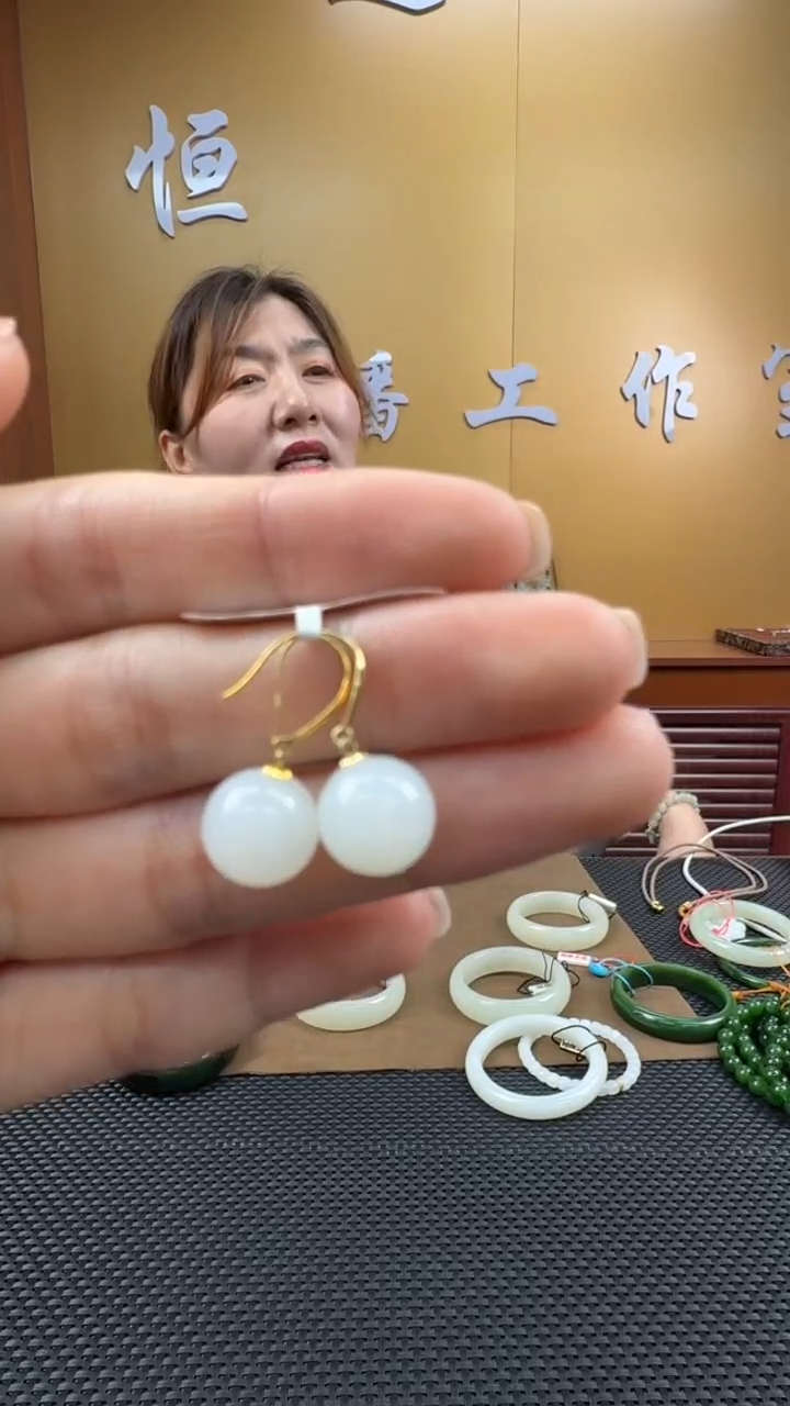 颈饰18K金镶嵌和田玉耳饰一对