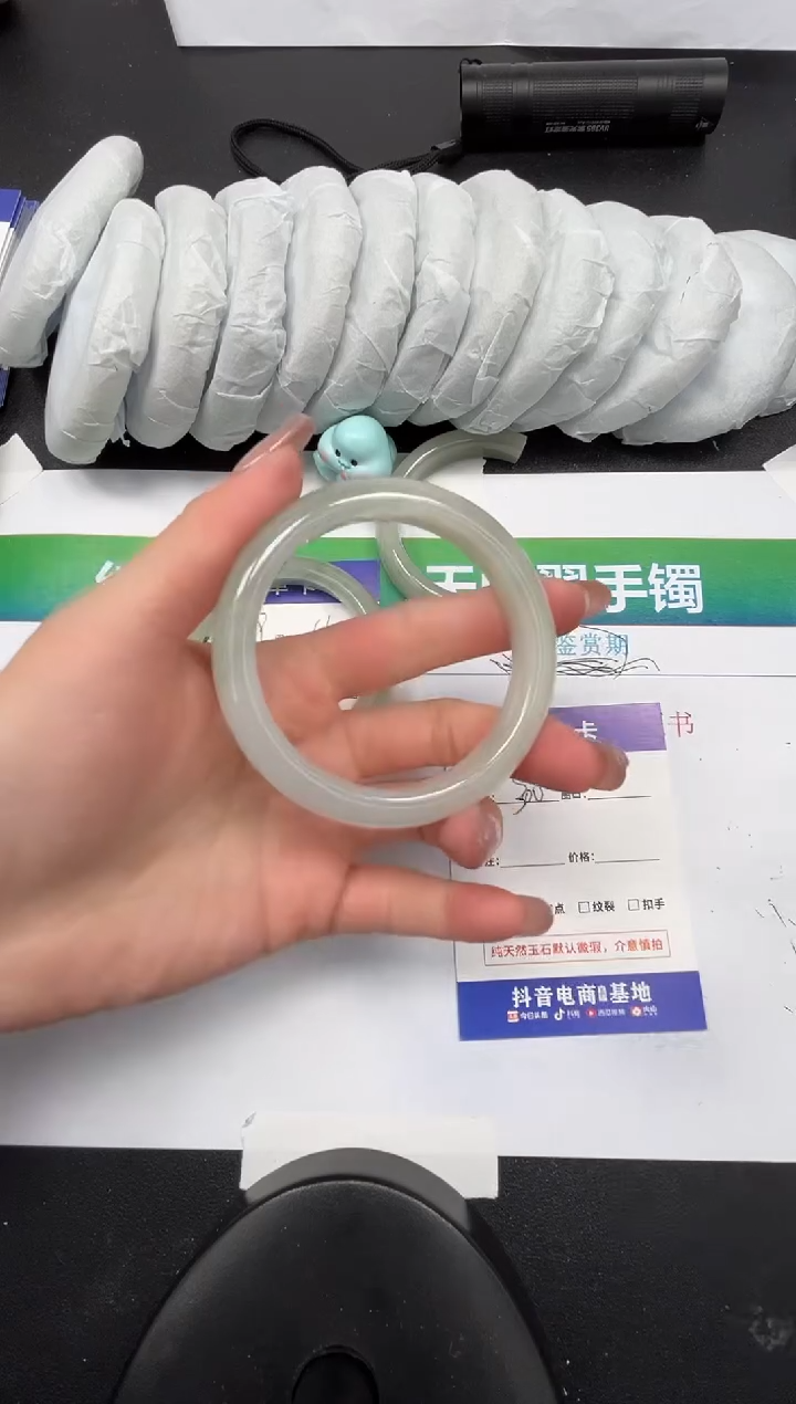 【闪购商品】石英质玉手镯未镶嵌300-57.4
