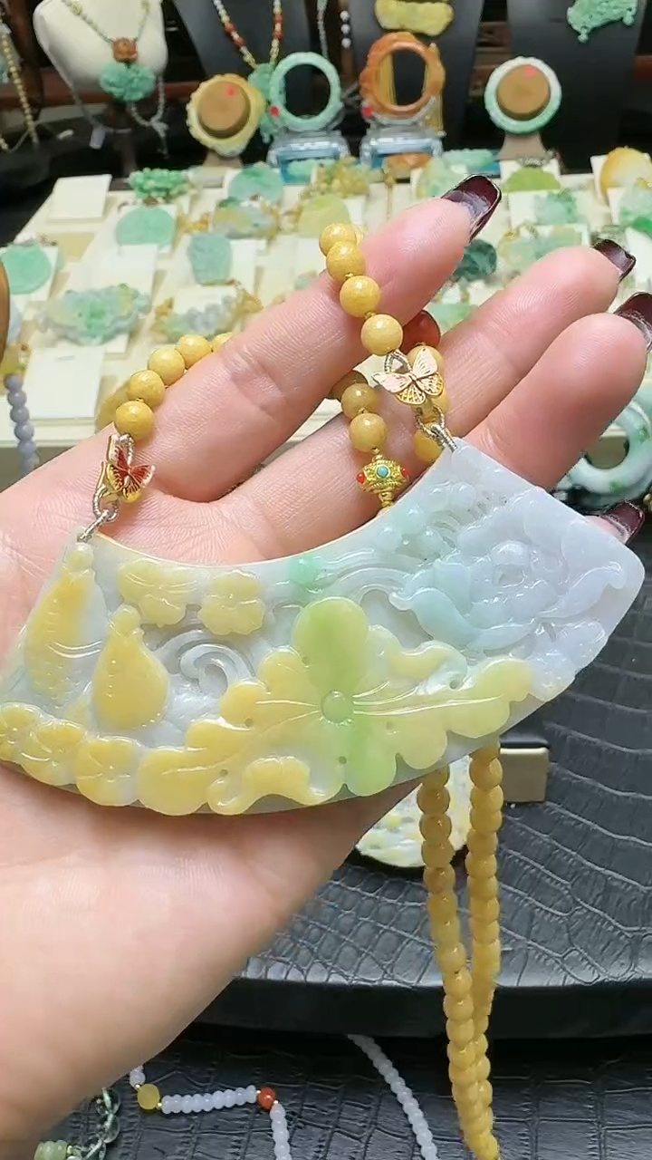 【闪购商品】翡翠颈饰未镶嵌特色黄加绿弯弯