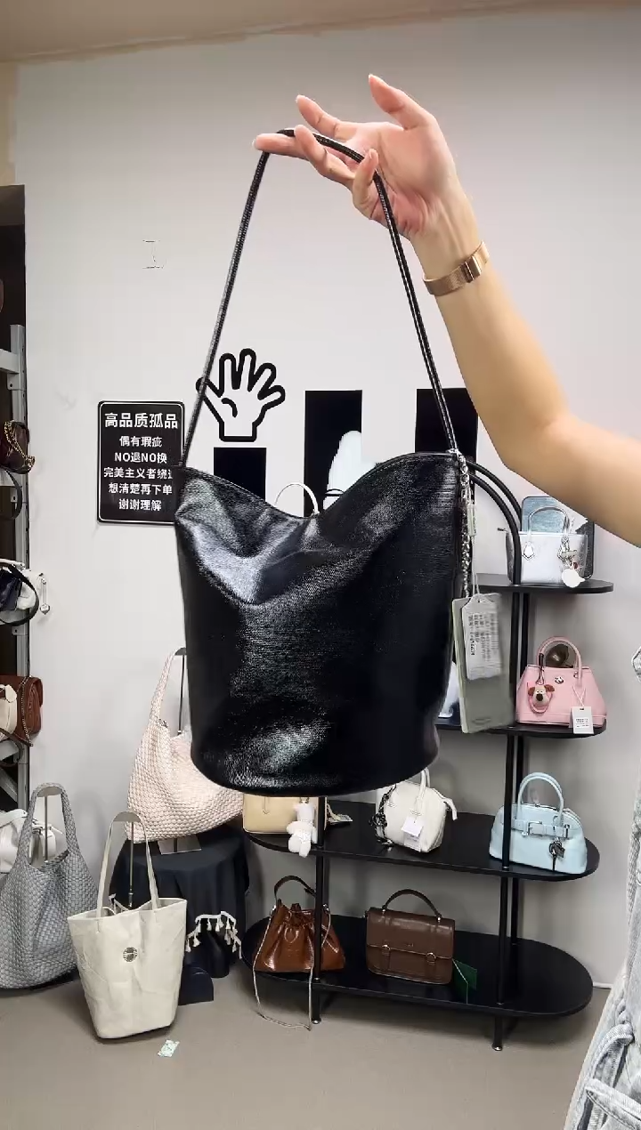 小牛皮（革）彩汐小众女包编号：153