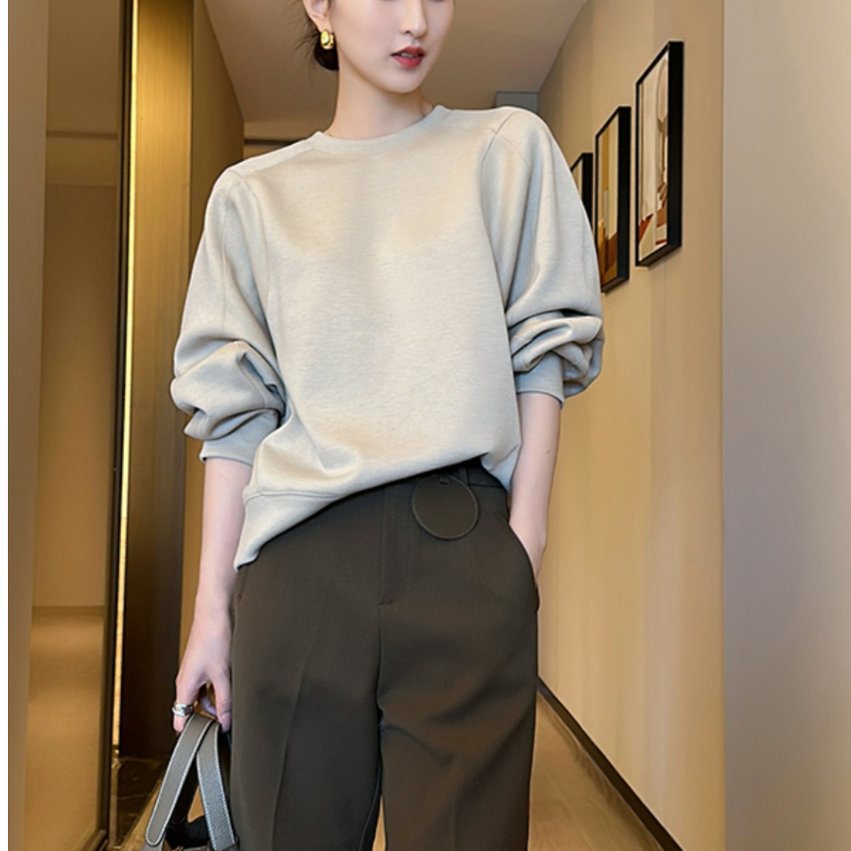 灰杏色圆领长袖上衣女秋季2025新款宽松显瘦时尚套头卫衣
