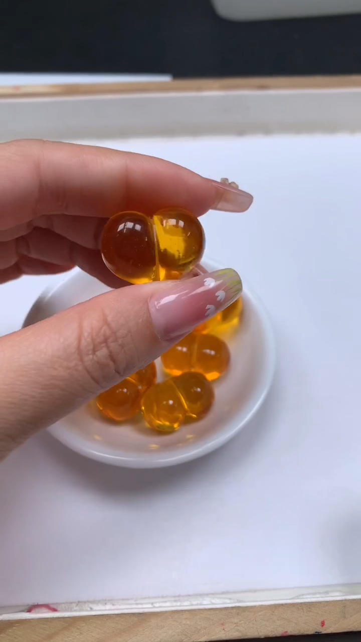 裸石蜜蜡未镶嵌A1805 金 珀 屁桃20*25*15mm1个5.8元 （通孔）