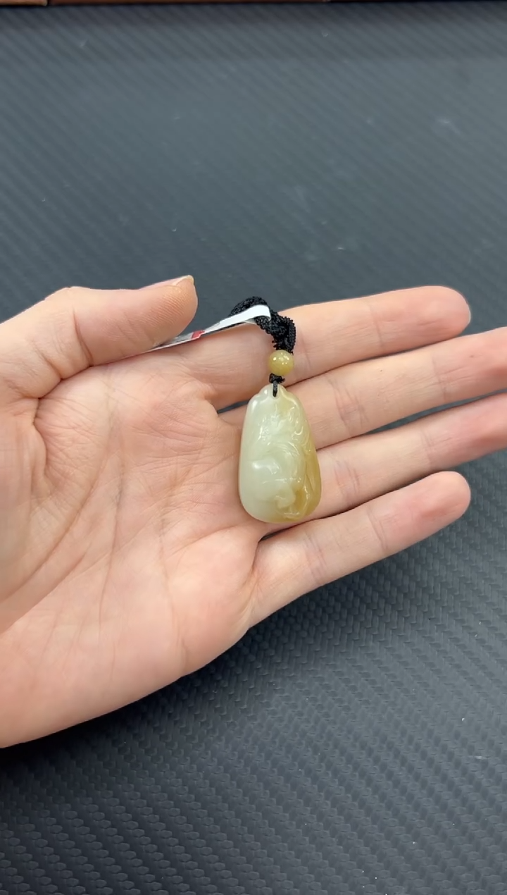 【闪购商品】和田玉吊坠(赠链)未镶嵌且末微色差迪克兰吊坠