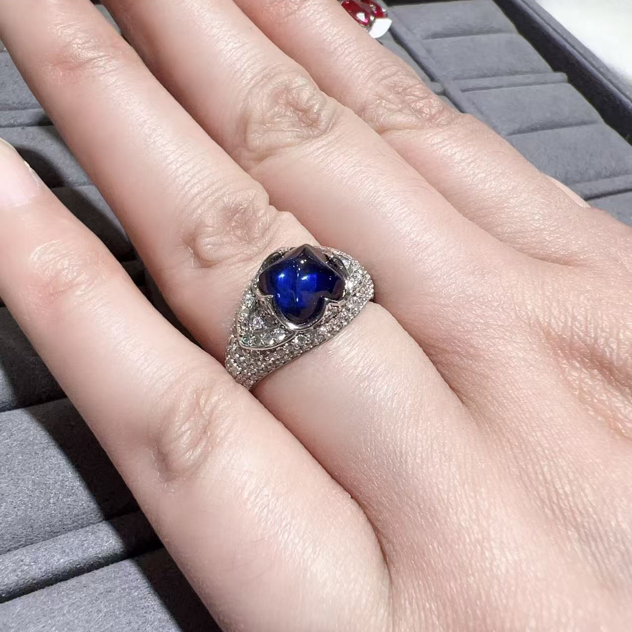 培育蓝宝石S925银镶嵌戒指3.5克拉R3-0573