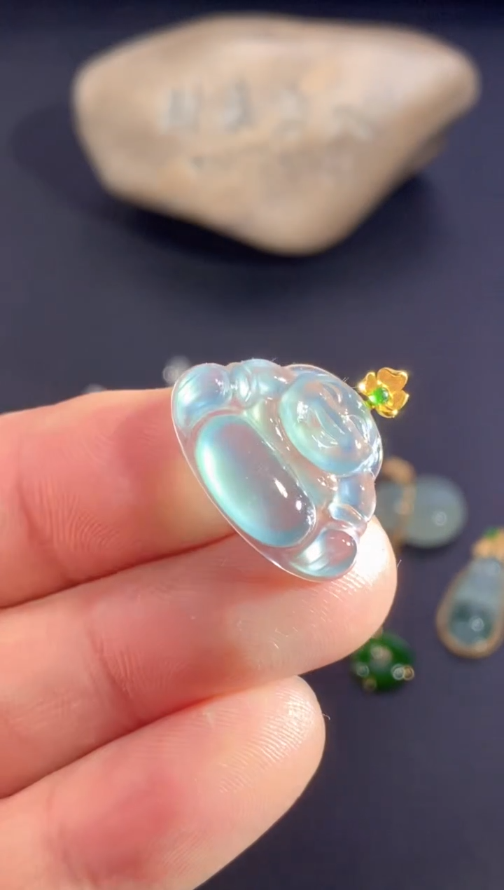 颈饰18K金镶嵌翡翠       