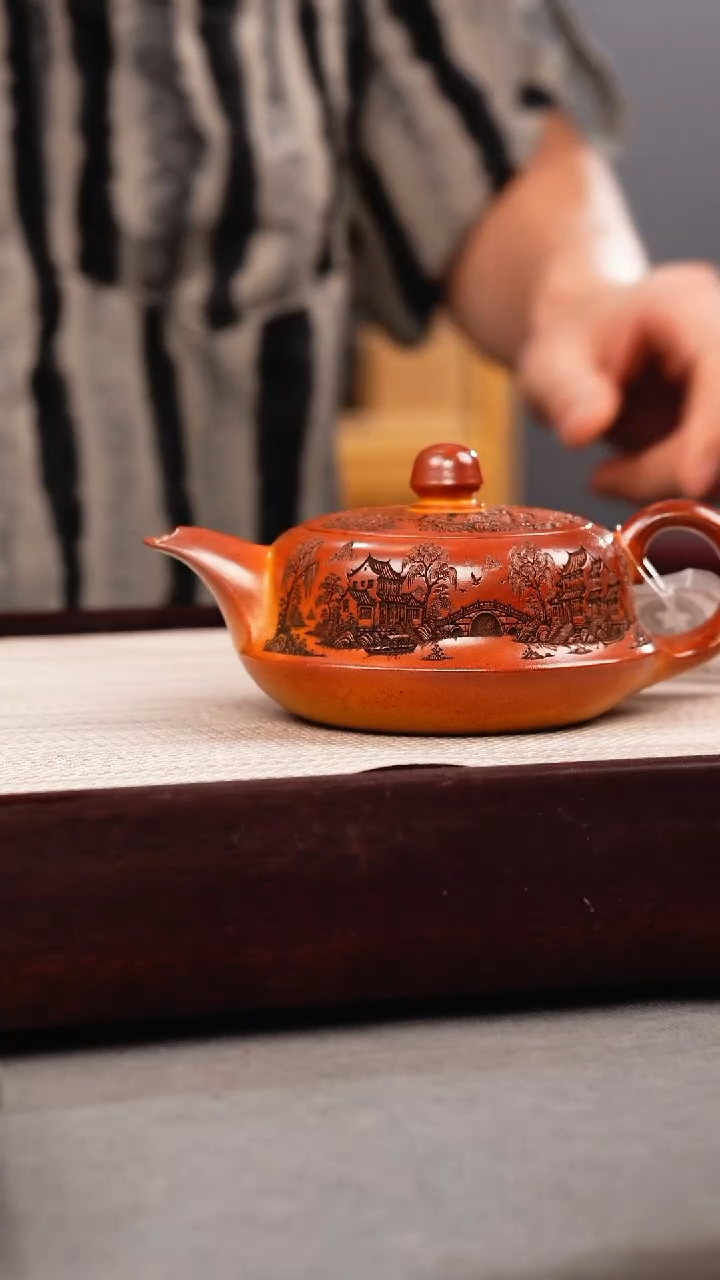 茶壶紫砂火云烧 曲壶 刻绘