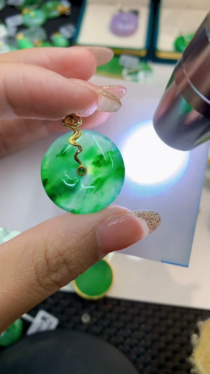 翡翠18K金镶嵌颈饰            8