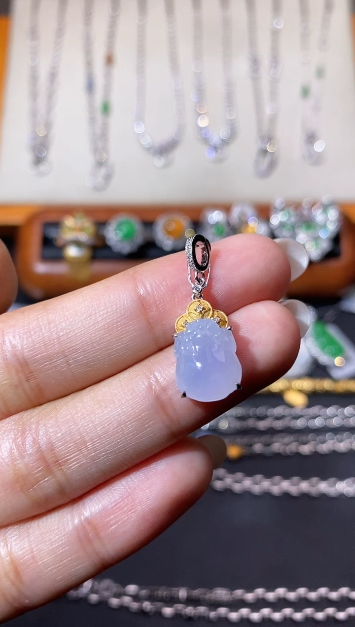 翡翠18K金镶嵌颈饰吊坠