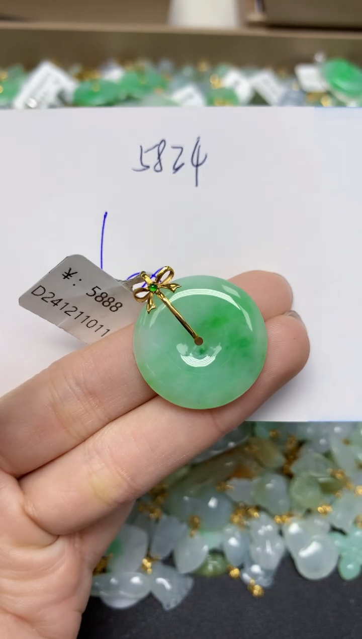 【闪购商品】翡翠颈饰18K金镶嵌天然翡翠A货