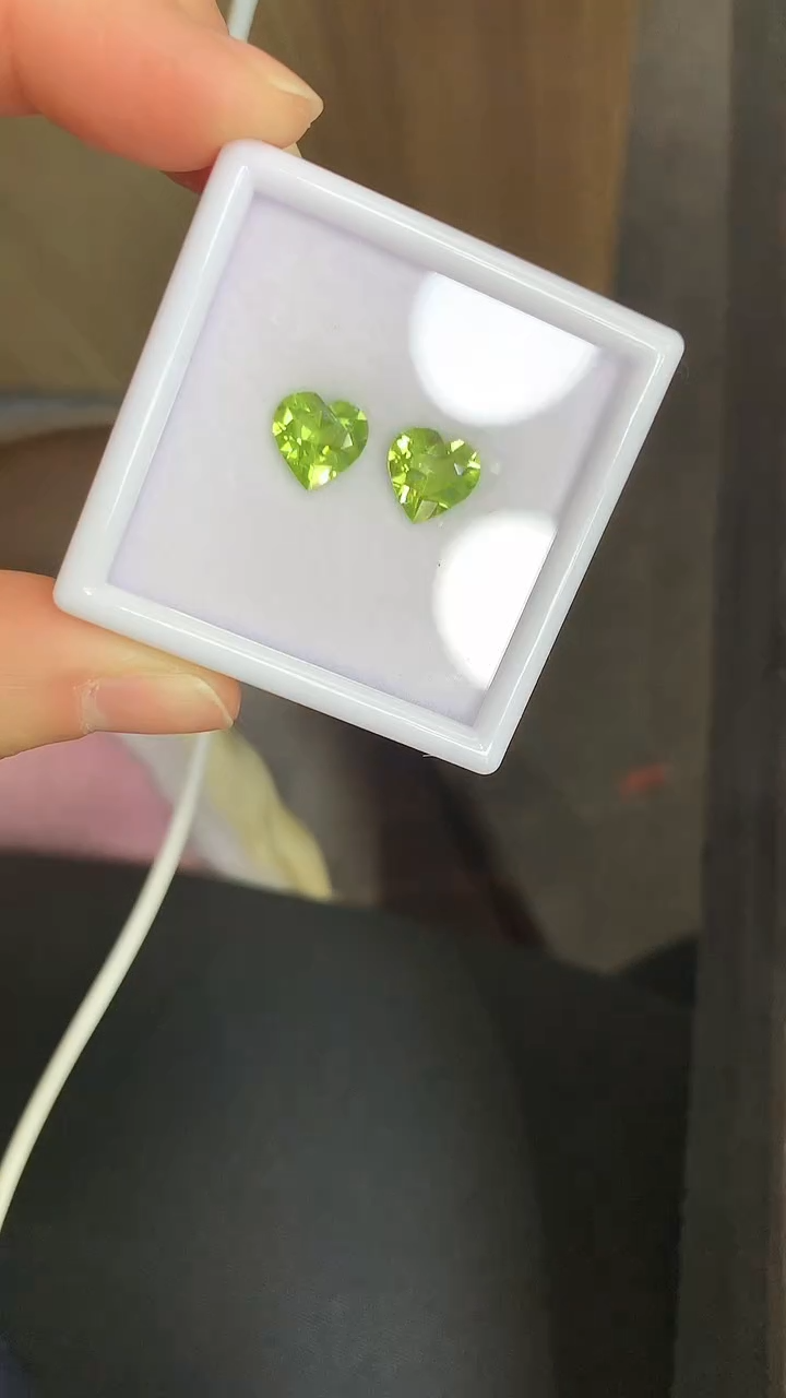 【闪购商品】橄榄石笔搁未镶嵌橄榄石裸石多样性发2颗