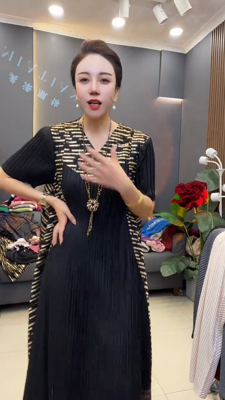 聚酯纤维（涤纶）黑色 烫金裙