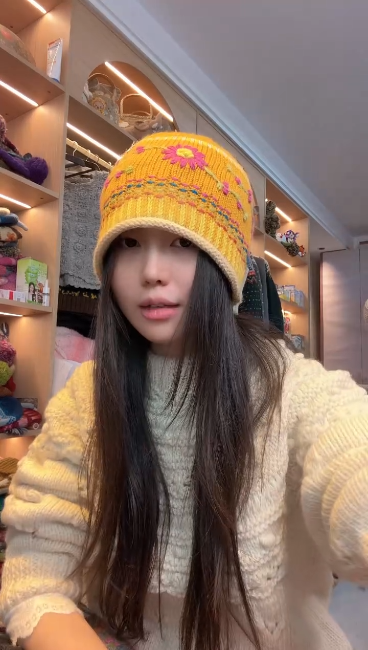 羊毛黄色卷边帽 