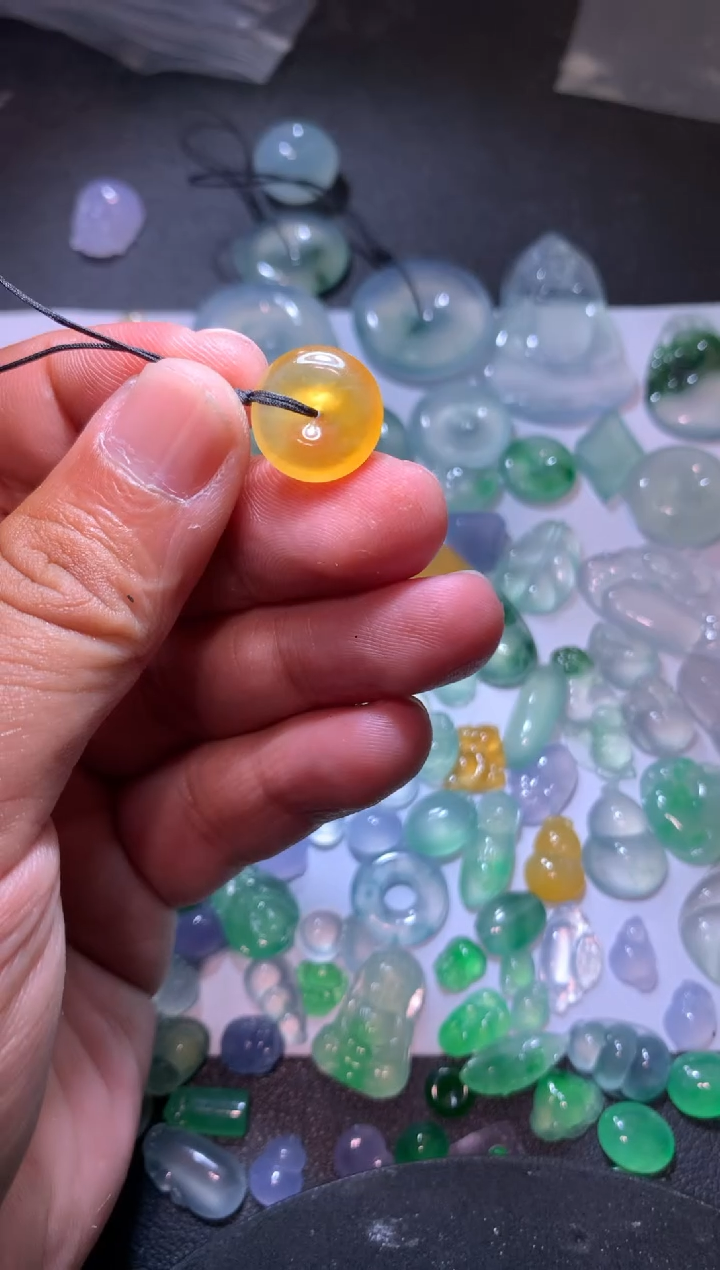 【闪购商品】翡翠颈饰未镶嵌黄平安扣