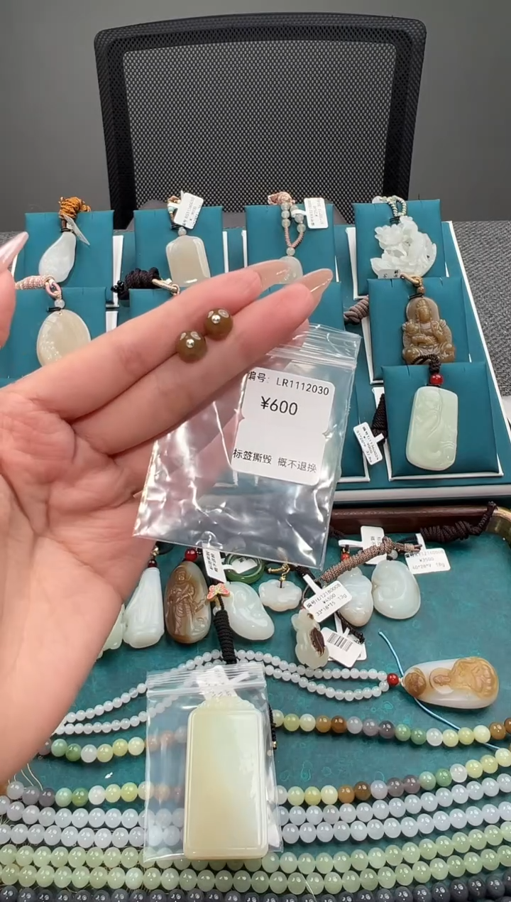 颈饰未镶嵌和田玉耳饰 LR