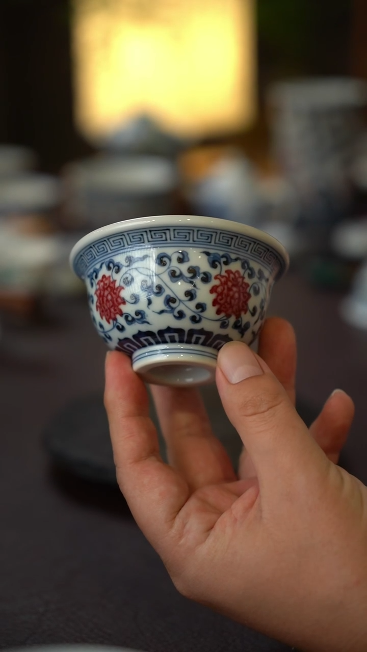 22号景德镇全手工手绘青花釉里红缠枝莲压手杯