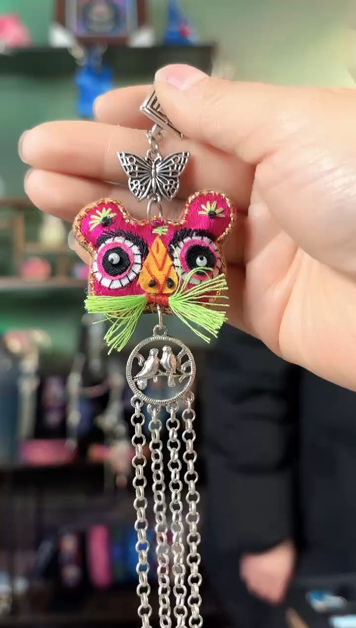 彩云南阁非遗老绣饰品221*