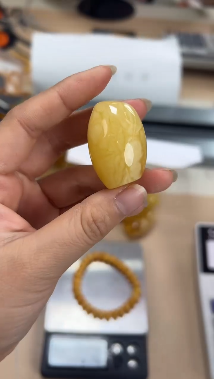 【闪购商品】琥珀裸石未镶嵌蜜蜡吊坠