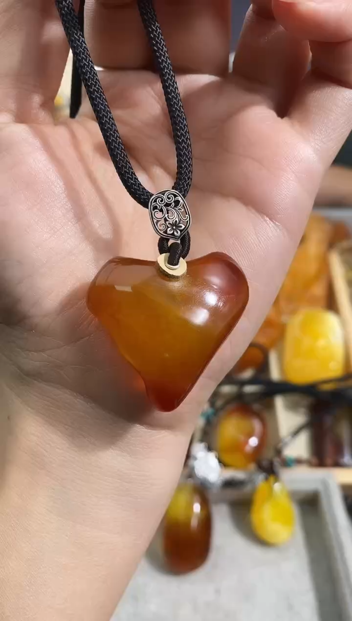 未镶嵌琥珀裸石似玉