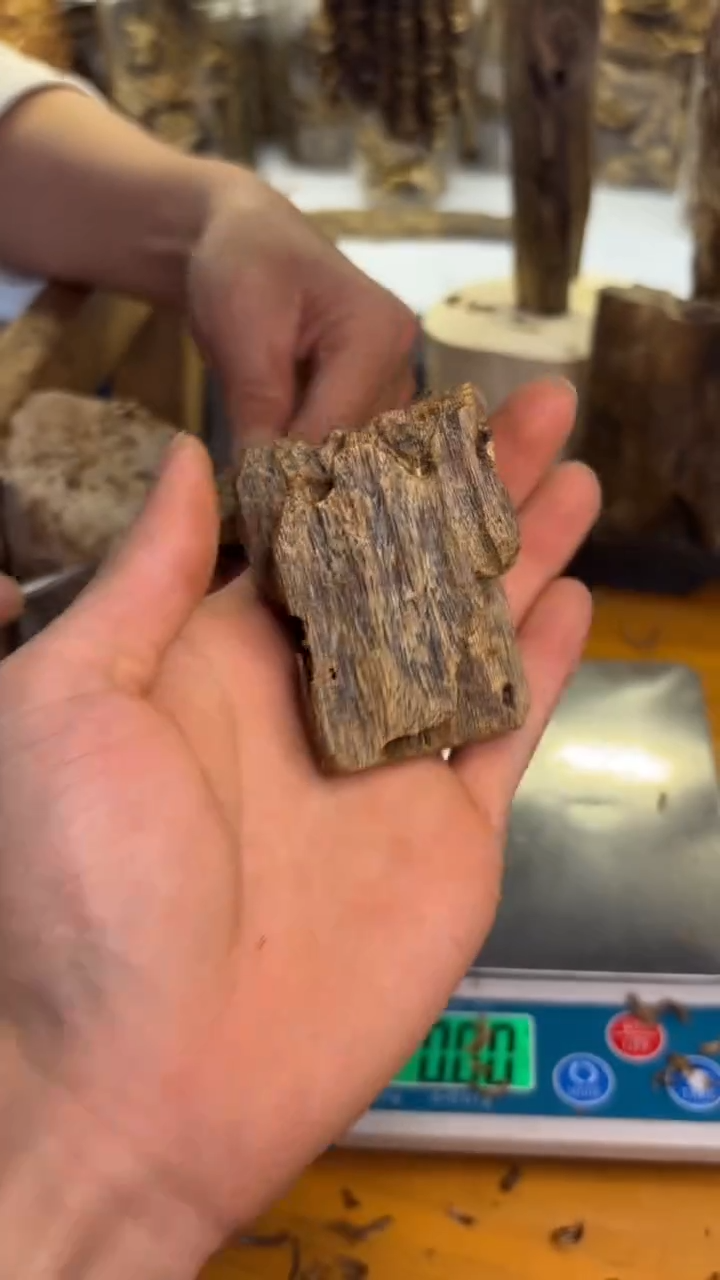 沉香沉香碎屑乌身圆叶品种24.8克