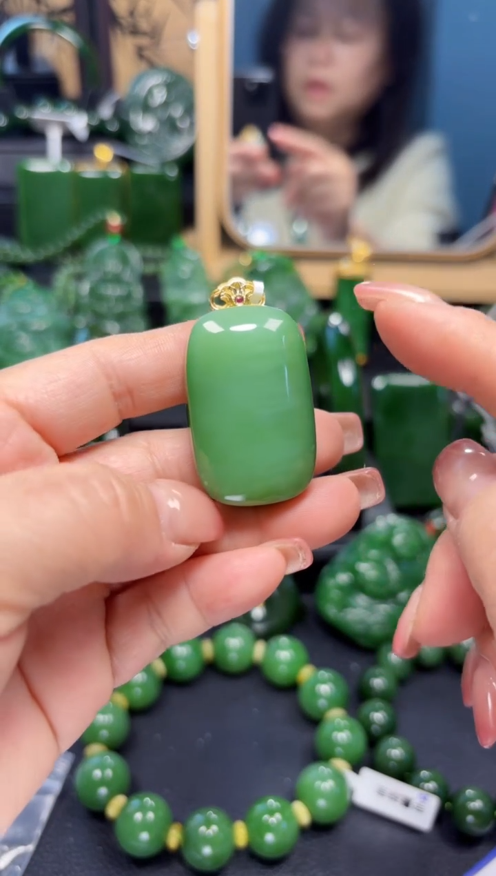 【闪购商品】和田玉（碧玉）吊坠(赠链)18K金镶嵌1