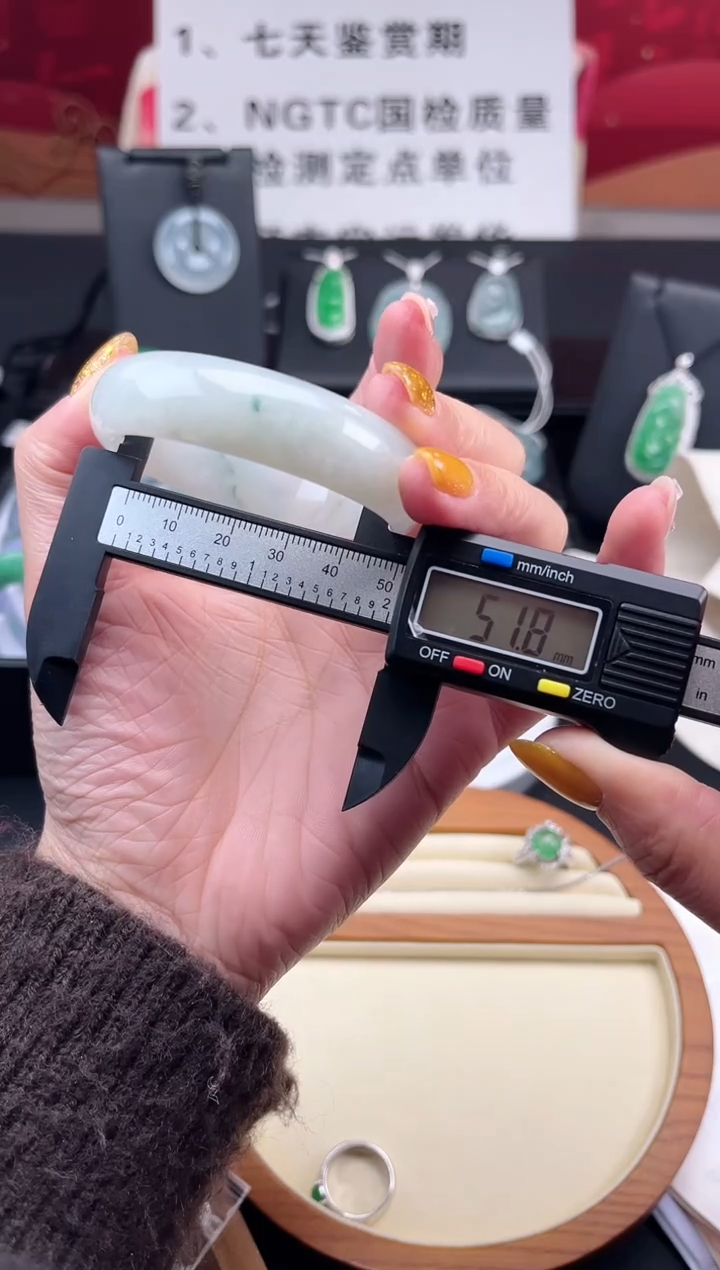 【闪购商品】翡翠手镯未镶嵌手镯