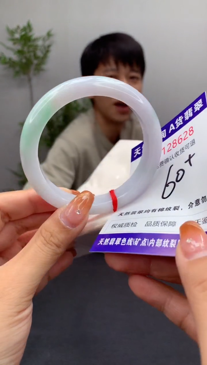 未镶嵌手镯翡翠有纹，完美者勿拍
