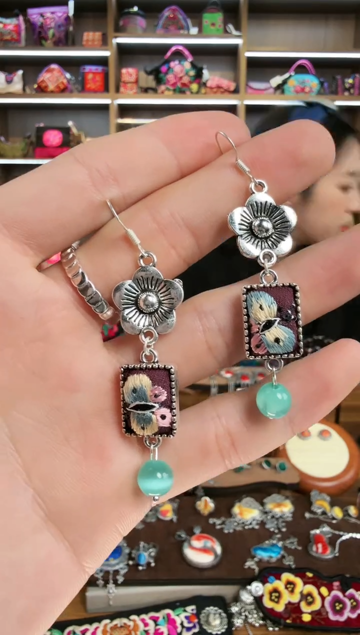 【闪购商品】织绣81蒙阿苏苗绣传承