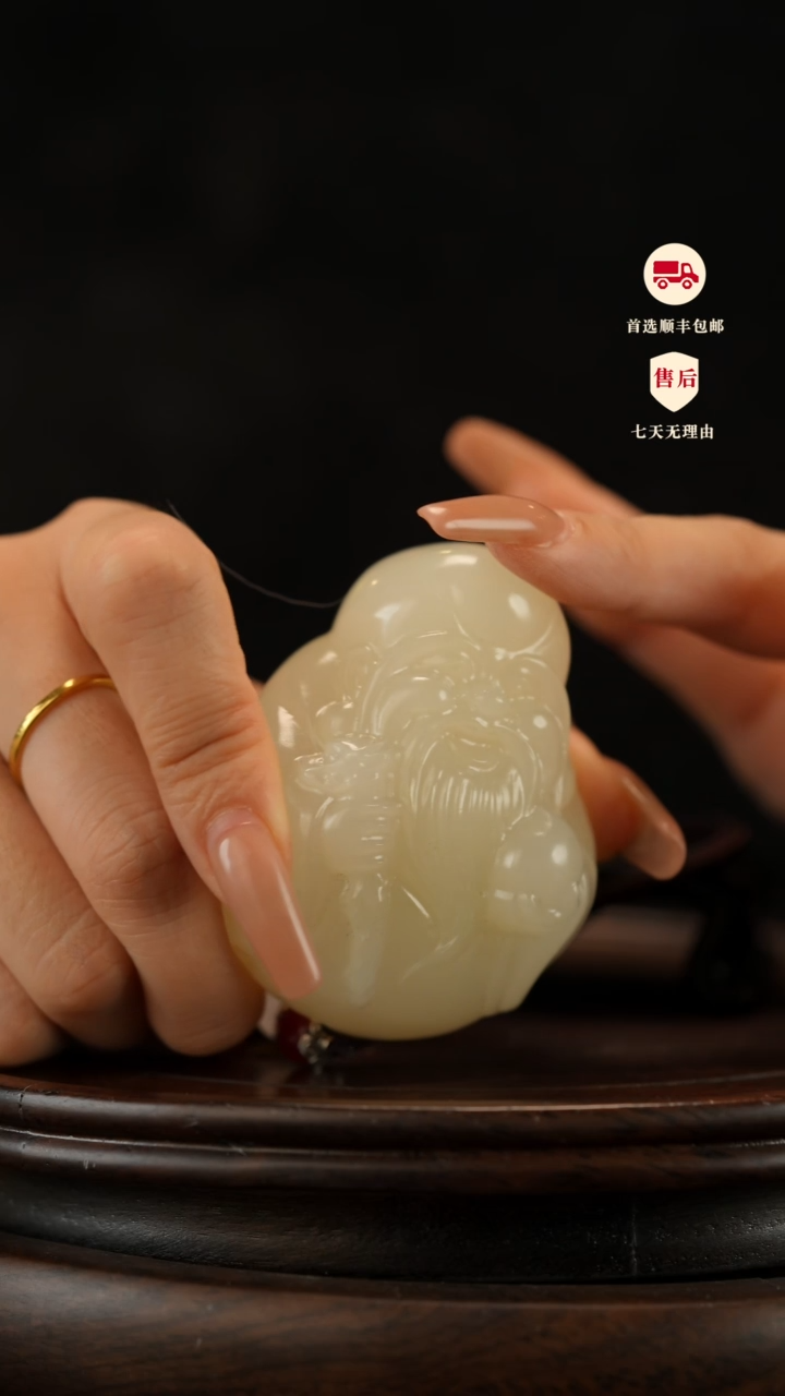 云南石竹叶青雕刻：寿星手把件