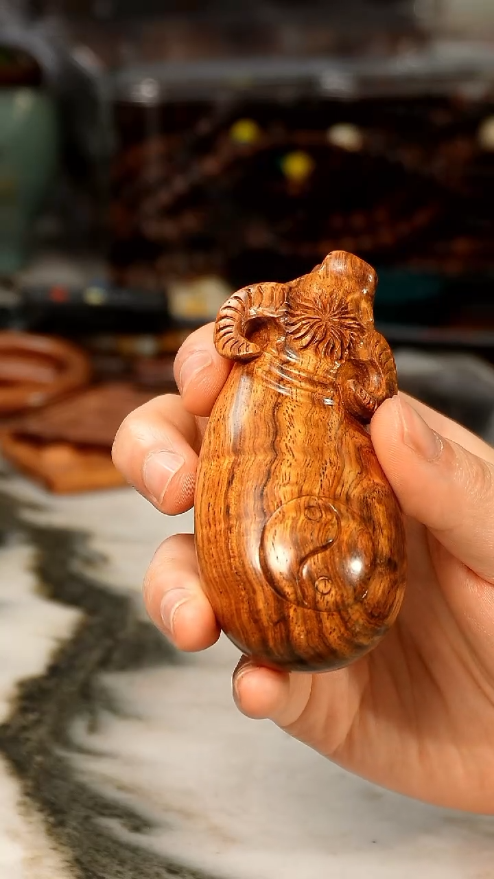黄花梨/降香黄檀海黄水波纹牛气冲天牛手把件
