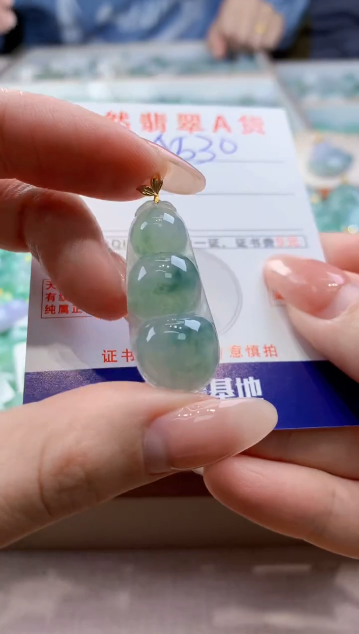 颈饰18K金镶嵌翡翠天然翡翠挂件 