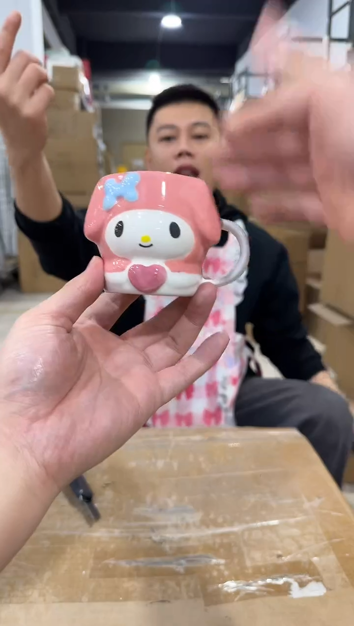 瓷片美乐蒂抱爱心一口杯 