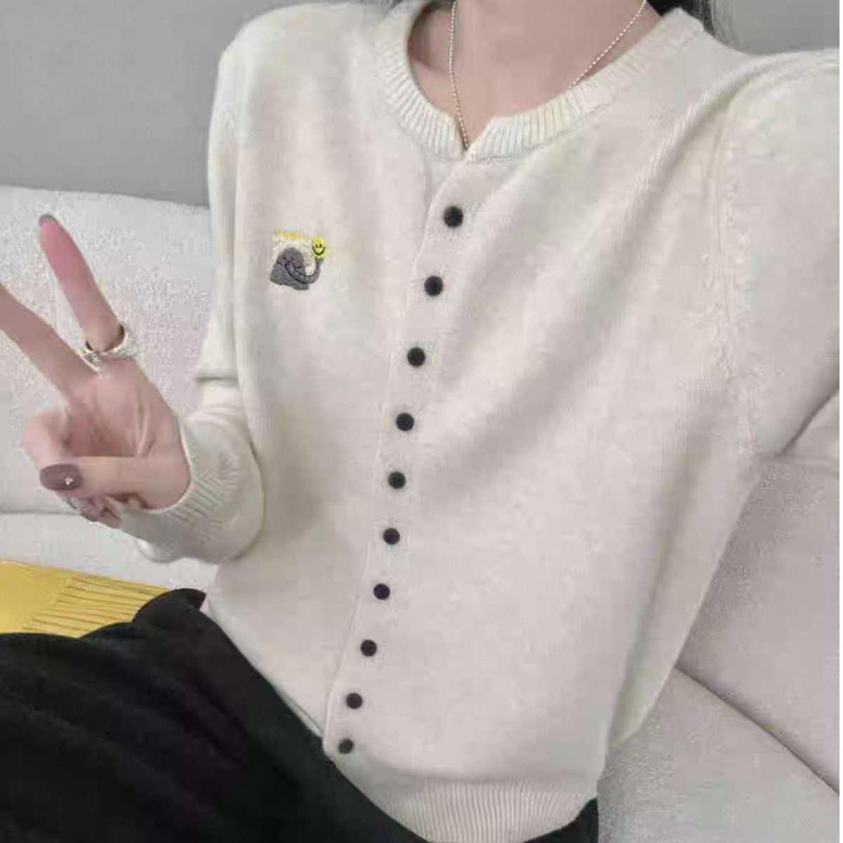 5588 简约休闲百搭小象刺绣单排扣针织衫毛衣上衣女