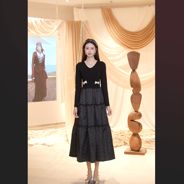 MAXRENY25年秋季新款宫廷复古风连衣裙显瘦气质长袖针织黑色优雅