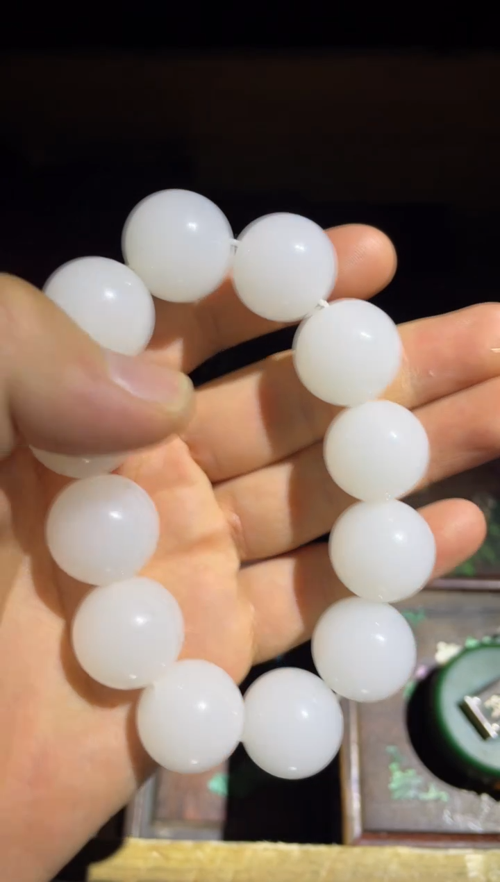 和田玉未镶嵌颈饰白玉手串1件