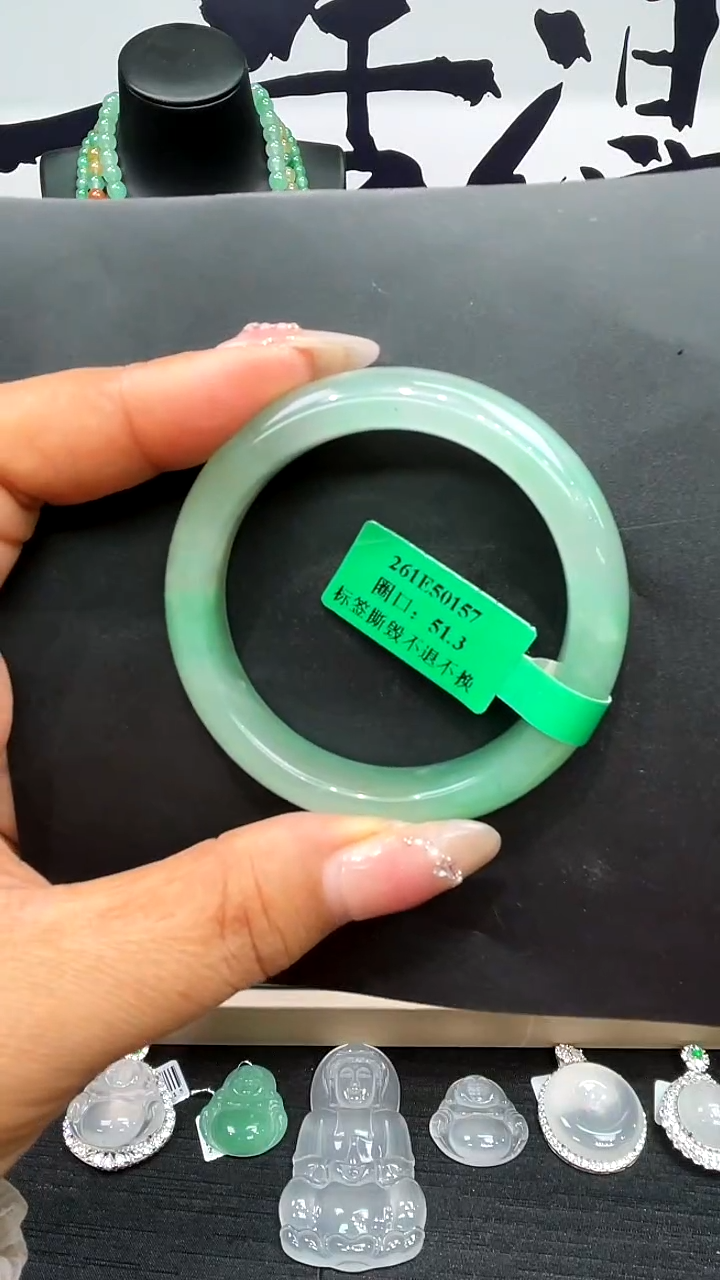 未镶嵌手镯石英质玉（非洲翠）手镯