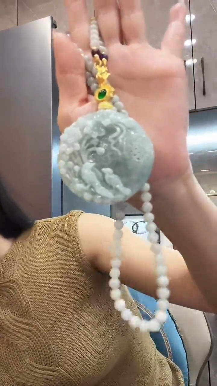 翡翠未镶嵌颈饰喜上眉梢