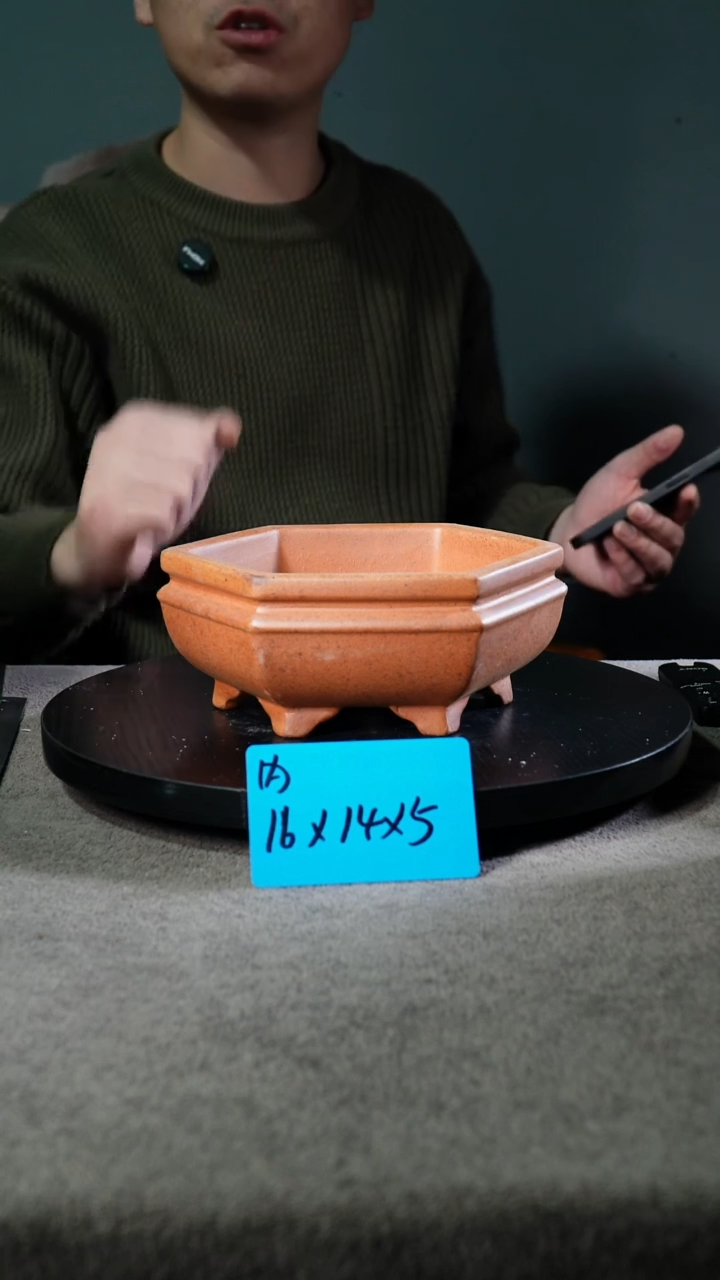 A宜兴紫砂小花盆