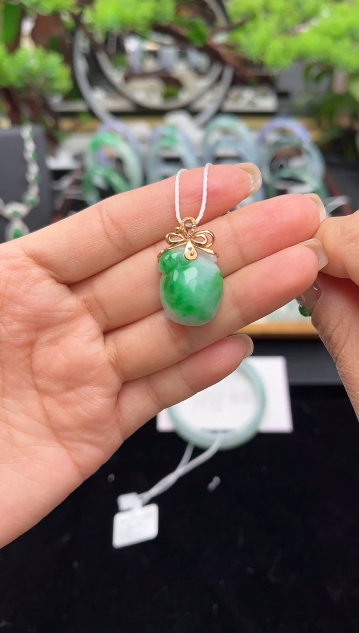 颈饰18K金镶嵌翡翠吊坠