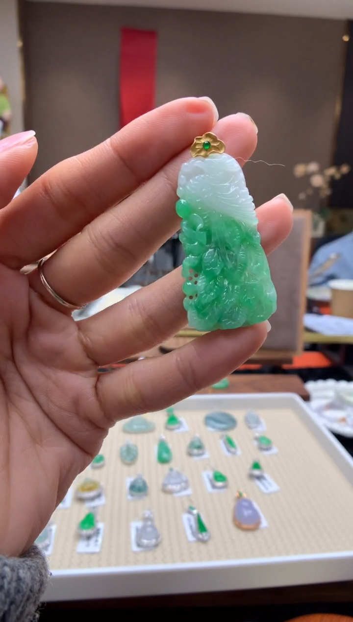 【闪购商品】翡翠颈饰18K金镶嵌孔雀