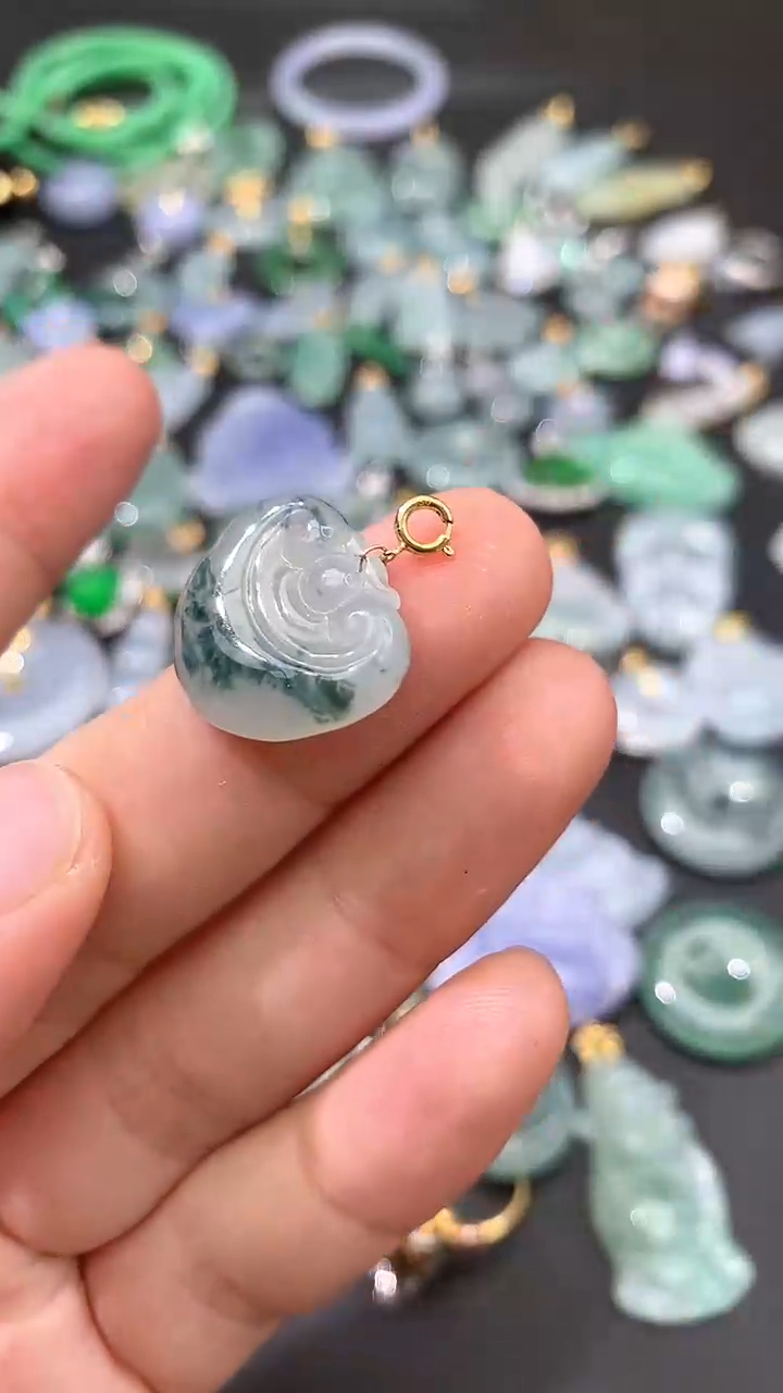 翡翠18K金镶嵌颈饰吊坠