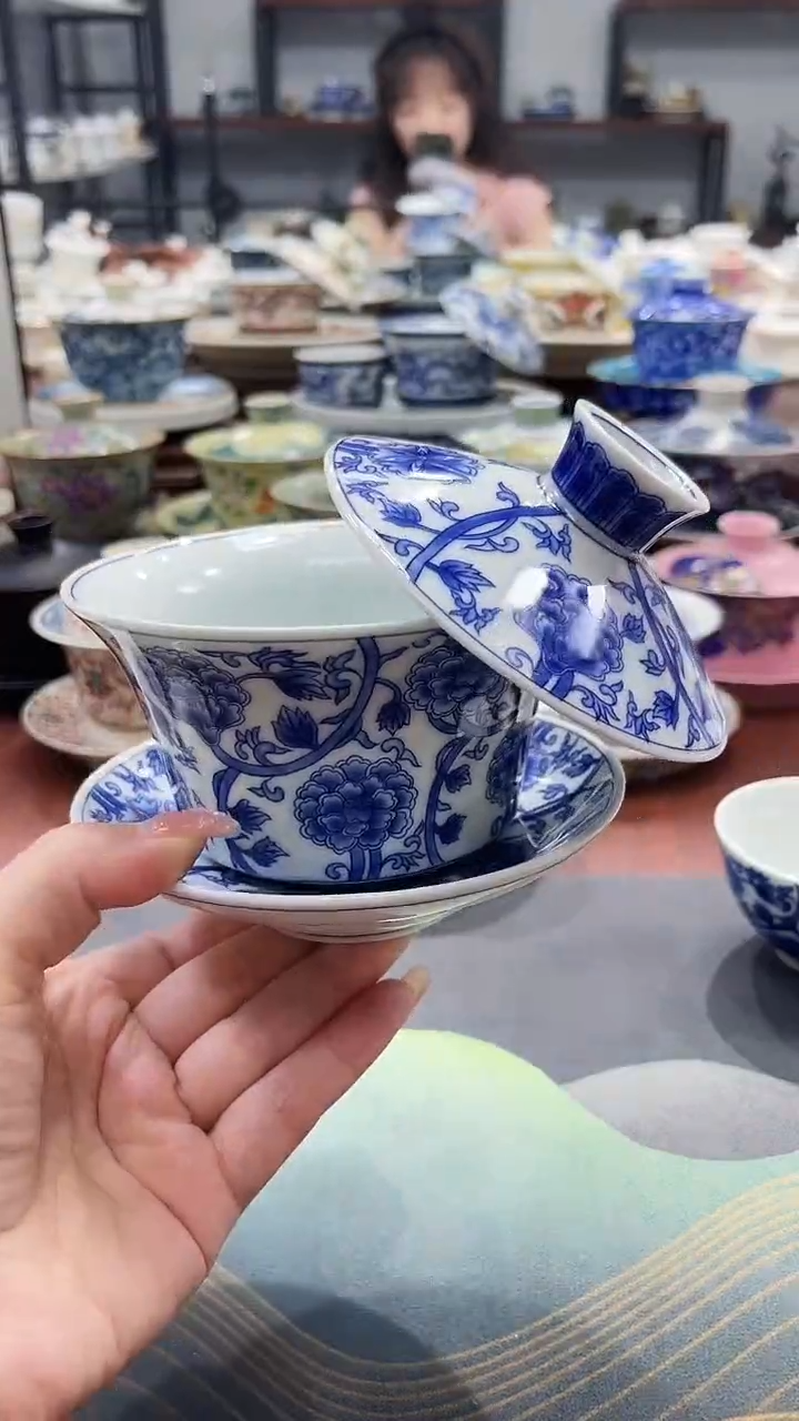 320釉下缠枝莲悬停盖碗