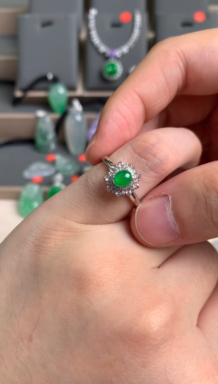 18K金镶嵌戒指翡翠翡翠