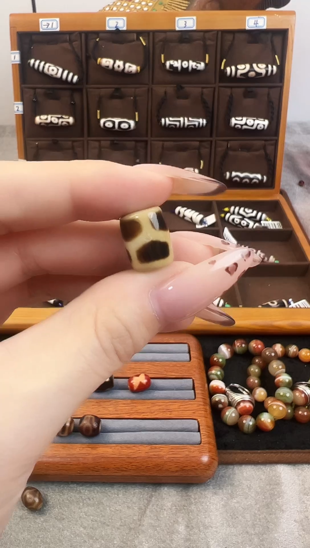 玛瑙/玉髓（覆膜）颈饰未镶嵌64.（微瑕）